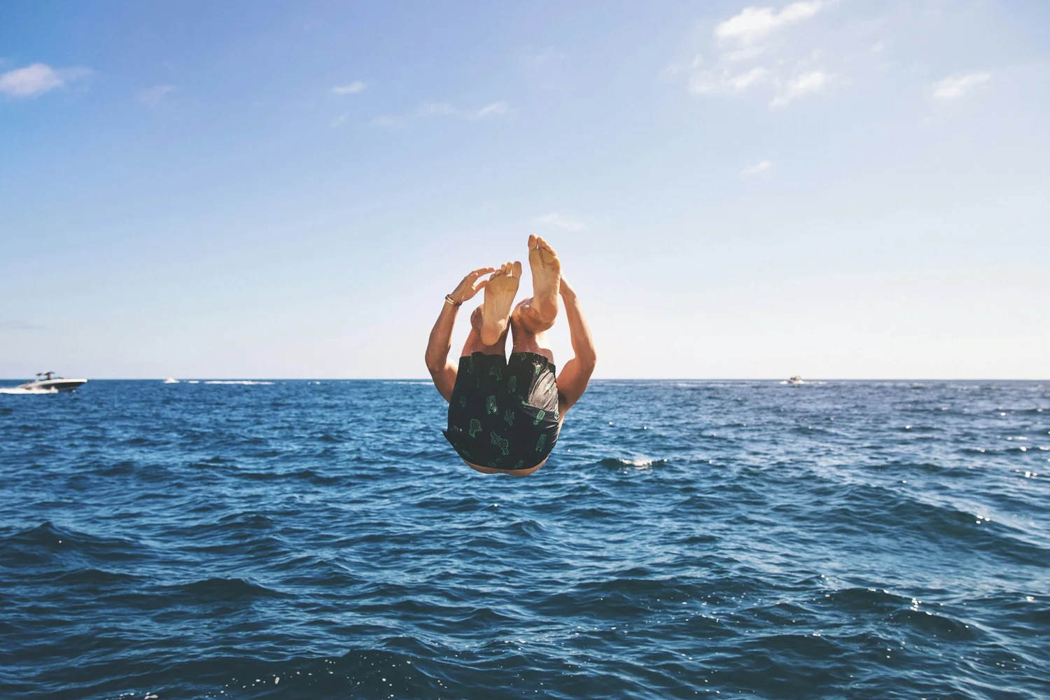 Person dyker mot havet